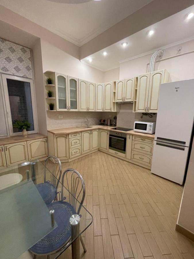 3 Rooms Apartments In The City Centr Lviv Bagian luar foto