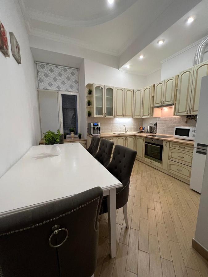 3 Rooms Apartments In The City Centr Lviv Bagian luar foto