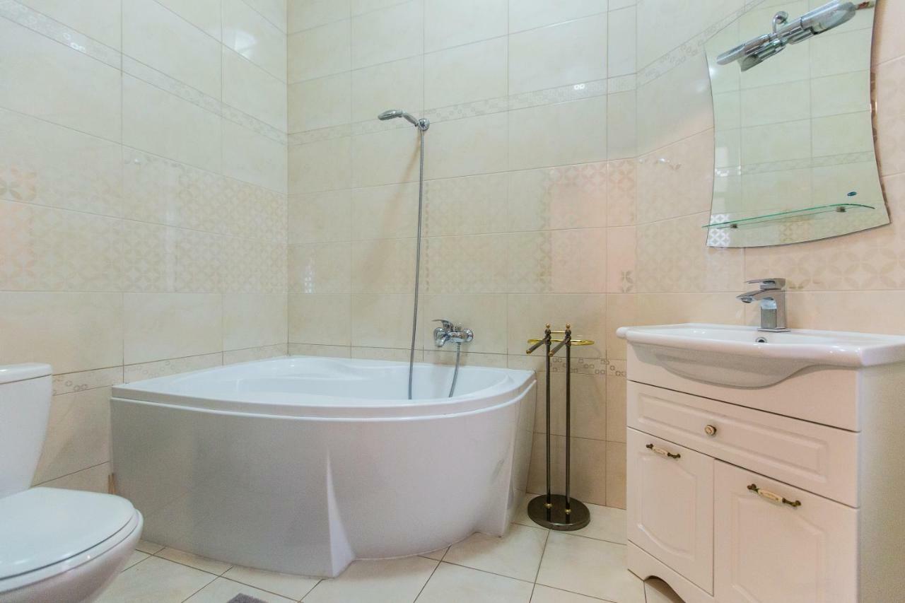 3 Rooms Apartments In The City Centr Lviv Bagian luar foto